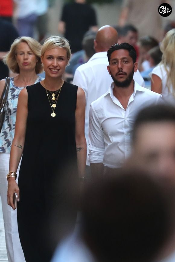 Loin des caméras mais très actifs sur Instagram, K-Maro et Anne-Sophie ont partagé plusieurs extraits de ce séjour placé sous le signe de la dolce vita. 

Cyril Kamar (Alias K.Maro) et sa femme Anne-Sophie Mignaux recemment mariés se promènent avec des amis dans les rues de Saint-Tropez le 27 juillet 2016.