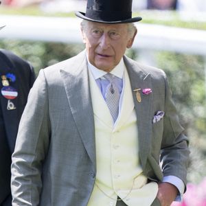 Camilla Tominey ajoute que Charles III a commencé à plancher sur les célébrations de son 80e anniversaire, qui sont prévues pour 2027... Mais "sans trop y croire".

Le roi Charles III d'Angleterre - Les royautés assistent à la course hippique Royal Ascot, le 19 juin 2025. GOFF INF / BESTIMAGE