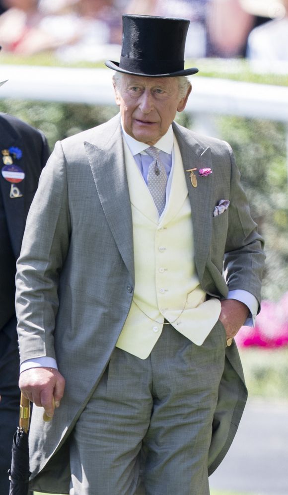 Camilla Tominey ajoute que Charles III a commencé à plancher sur les célébrations de son 80e anniversaire, qui sont prévues pour 2027... Mais "sans trop y croire".

Le roi Charles III d'Angleterre - Les royautés assistent à la course hippique Royal Ascot, le 19 juin 2025. GOFF INF / BESTIMAGE