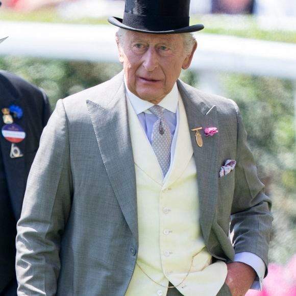 Camilla Tominey ajoute que Charles III a commencé à plancher sur les célébrations de son 80e anniversaire, qui sont prévues pour 2027... Mais "sans trop y croire".

Le roi Charles III d'Angleterre - Les royautés assistent à la course hippique Royal Ascot, le 19 juin 2025. GOFF INF / BESTIMAGE