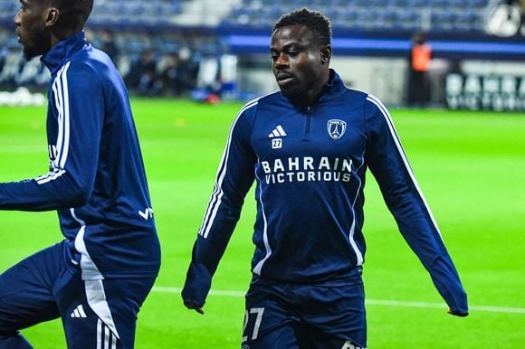 Une vie paisible dans un quartier calme où il se plait à balader son chien, un husky.

Moses Simon (Paris FC) - Match de football en ligue 1 : Paris FC s'incline 1 - 2 contre Nantes au Stade Jean Bouin à Paris le 24 octobre 2025.

© Baptiste Autissier / PsnewZ / Bestimage