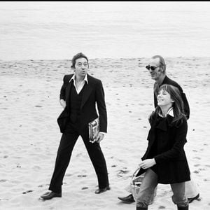 C'est un grille-pain qui a causé le sinistre, comme le confirme le parquet de Nanterre. 

Archives -  Serge Gainsbourg et Jane Birkin et son père David Birkin sur la plage de Cannes en 1969. (DANIEL ANGELI / BESTIMAGE).