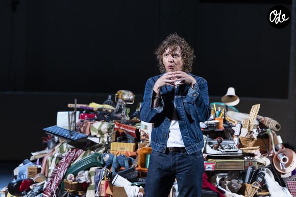 Exclusif - Alex Lutz dans son spectacle "Sexe, Grog et Rocking Chair" au théâtre de Verdure lors du 41ème Festival de Ramatuelle, le 5 aout 2025. © Cyril Bruneau / Festival de Ramatuelle / Bestimage