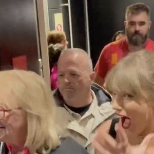 Taylor Swift ne peut contenir sa joie alors qu'elle quitte la suite de l'Allegiant Stadium bras dessus bras dessous avec 'Mama Kelce' et se dirige vers le terrain pendant le Super Bowl LVIII à Las Vegas. Jason Kelce et son père Ed Kelce sont derrière eux.
Backgrid USA / Bestimage