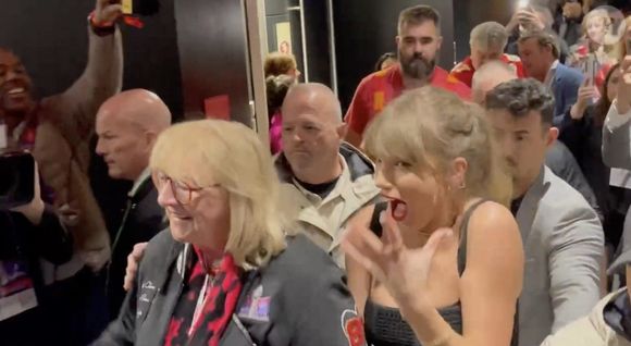Taylor Swift ne peut contenir sa joie alors qu'elle quitte la suite de l'Allegiant Stadium bras dessus bras dessous avec 'Mama Kelce' et se dirige vers le terrain pendant le Super Bowl LVIII à Las Vegas. Jason Kelce et son père Ed Kelce sont derrière eux.
Backgrid USA / Bestimage