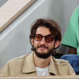 Évidemment, vivre la vie de château sous les tropiques dans un anonymat total a un coût, et pas des moindres. 

Pierre Niney en tribunes lors des Internationaux de France de Tennis de Roland Garros 2025, à Paris, France, le 6 juin 2025. © Jacovides-Moreau/Bestimage