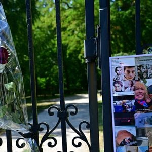 Exclusif - Un an jour pour jour après le décès d'Alain Delon, son fils Anthony (avec Loubo, le berger belge de son père) lui a rendu hommage au domaine familial de Douchy dans le Loiret, France, le 18 août 2025.  © Christian Liewig/Bestimage