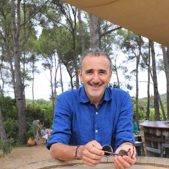 Sur TikTok, il a publié une courte vidéo où l’on découvre un invité pour le moins charmant : un petit renard venu s’aventurer au milieu des fleurs colorées qu’il cultive avec soin...

Exclusif - Elie Semoun - Les célébrités ont pris le bateau pour aller visiter la fondation Carmignac sur l'île de Porquerolles lors de la 5ème édition du festival de Porquerolles, le 14 juin 2024.
© Chavaroche/Bestimage