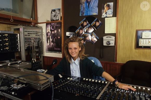 Archives - Vanessa Paradis dans les studios de la maison d'éditions musicales Polydor en juillet 1987 à Paris.  © Alain Canu via Bestimage