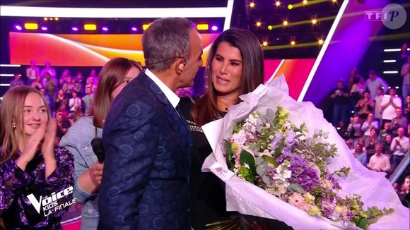 Ses collègues, comme Christophe Beaugrand et Nikos Aliagas, lui avaient adressé leurs félicitations et leur soutien.

TF1 "The Voice" Karine Ferri avec Nikos Aliagas