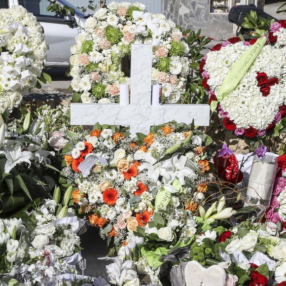 Illustration de la tombe de Johnny Hallyday au cimetière de Lorient sur l'Ile Saint-Barthélemy le 11 décembre 2017. La tombe est ornée du traditionnel coeur de Saint Barth en pierre pour l'éternité.