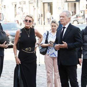 Sophie Davant et son compagnon William Leymergie - Arrivées aux obsèques de Philippe Labro en l'église de Saint-Germain-des-Prés à Paris le 13 juin 2025. © Dominique Jacovides - Christophe Clovis / Bestimage