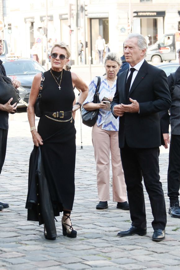 Sophie Davant et son compagnon William Leymergie - Arrivées aux obsèques de Philippe Labro en l'église de Saint-Germain-des-Prés à Paris le 13 juin 2025. © Dominique Jacovides - Christophe Clovis / Bestimage