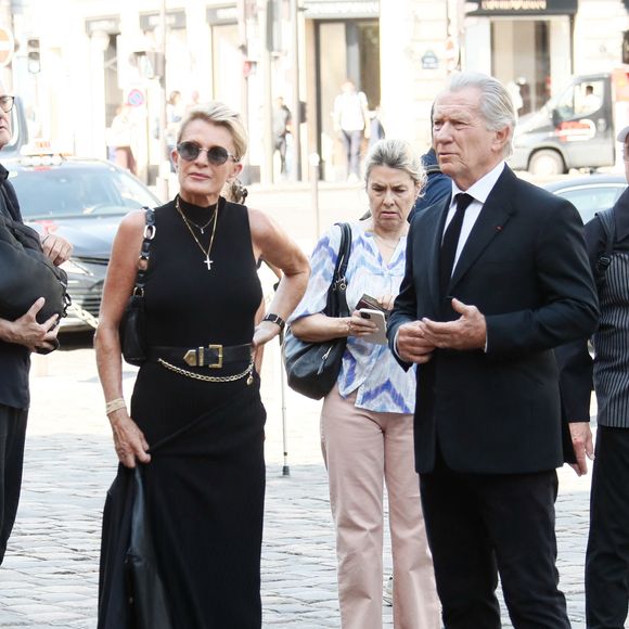 Sophie Davant et son compagnon William Leymergie - Arrivées aux obsèques de Philippe Labro en l'église de Saint-Germain-des-Prés à Paris le 13 juin 2025. © Dominique Jacovides - Christophe Clovis / Bestimage