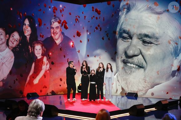 Exclusif - Marc Lavoine, Vanessa Douillet (femme de David Douillet) et ses enfants - Surprises - Enregistrement de l'émission "La Boîte à secrets", au Studio du Lendit, présentée par F.Bollaert et diffusée le 17 janvier sur France 3. Le 17 décembre 2024 © Christophe Clovis / Bestimage