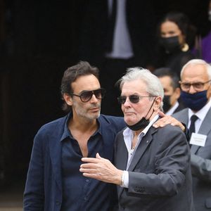 Alain Delon et son fils Anthony - Obsèques de Jean-Paul Belmondo en  l'église Saint-Germain-des-Prés, à Paris le 10 septembre 2021. © Dominique Jacovides / Bestimage