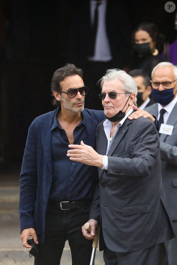 Alain Delon et son fils Anthony - Obsèques de Jean-Paul Belmondo en  l'église Saint-Germain-des-Prés, à Paris le 10 septembre 2021. © Dominique Jacovides / Bestimage