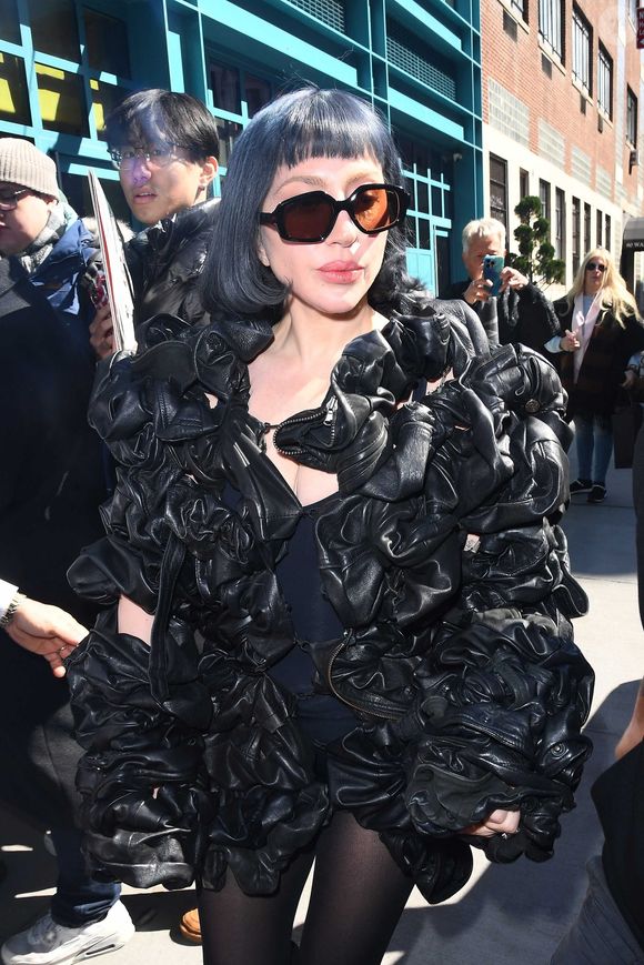 New York, NY – La popstar Lady Gaga affronte la foule de fans en délire devant son hôtel à Manhattan.



Photo : Backgrid USA / Bestimage