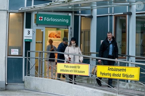 Le lendemain, la famille a quitté la maternité sous les regards des médias.

La princesse Sofia, le prince Carl Philip et leur fille quittent l'hôpital Danderyds près de Stockholm, en Suède le 8 février 2025. Photo par Dana Press / Bestimage