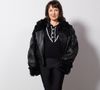 Accompagnée de sa fille cadette Marie, l'humoriste de 60 ans avait opté pour un total look black, arborant un blouson en cuir assorti à un pull et un pantalon noirs.

Anne Roumanoff au photocall du défilé Vaillant Collection Femme Prêt-à-Porter Automne/Hiver 2026-2027 lors de la Fashion Week de Paris (PFW) au palais de Tokyo, à Paris, France, le 6 mars 2026. © Julien Sarkissian/Bestimage