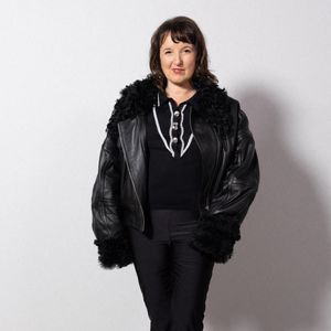 Accompagnée de sa fille cadette Marie, l'humoriste de 60 ans avait opté pour un total look black, arborant un blouson en cuir assorti à un pull et un pantalon noirs.

Anne Roumanoff au photocall du défilé Vaillant Collection Femme Prêt-à-Porter Automne/Hiver 2026-2027 lors de la Fashion Week de Paris (PFW) au palais de Tokyo, à Paris, France, le 6 mars 2026. © Julien Sarkissian/Bestimage