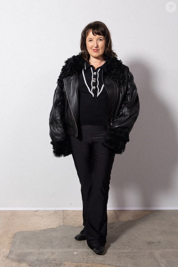 Accompagnée de sa fille cadette Marie, l'humoriste de 60 ans avait opté pour un total look black, arborant un blouson en cuir assorti à un pull et un pantalon noirs.

Anne Roumanoff au photocall du défilé Vaillant Collection Femme Prêt-à-Porter Automne/Hiver 2026-2027 lors de la Fashion Week de Paris (PFW) au palais de Tokyo, à Paris, France, le 6 mars 2026. © Julien Sarkissian/Bestimage