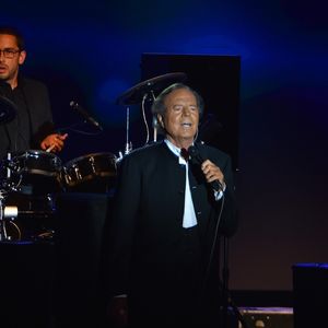 Au quotidien, l'artiste souffrirait le martyr en raison de sa tumeur qui lui causerait d'insupportables douleurs. "A partir de la taille, c'est comme si j'avais 500 ans", lui aurait glissé le musicien.

Julio Iglesias sur la scène du Sporting à Monaco à l'occasion du Monte-Carlo Sporting Summer Festival le 29 juillet 2016 © Lionel Urman / Bestimage