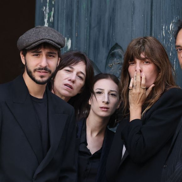 Ben Attal, Charlotte Gainsbourg, Alice Attal, Lou Doillon - Arrivées des célébrités aux obsèques de Jane Birkin en l'église Saint-Roch à Paris. Le 24 juillet 2023
© Jacovides-KD Niko / Bestimage