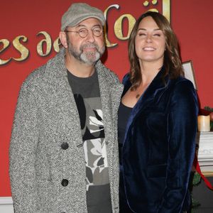 Rappelons enfin qu'au-delà de ses talents d'acteur et donc de chanteur, Kad Merad est également un homme comblé aux côtés de son épouse, qui n'est autre que Julia Vignali.

Kad Merad et sa femme Julia Vignali - Avant-première du film "Les boules de Noël" au cinéma Pathé-Wepler à Paris. Le 14 novembre 2024
© Coadic Guirec / Bestimage