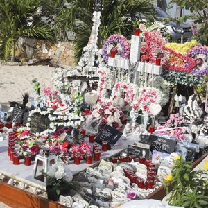 Exclusif - Arrivée samedi 16 février 2019 à Saint-Barthélemy pour les vacances scolaires des filles, Laeticia Hallyday est venue se recueillir sur la tombe de Johnny avec ses filles Jade et Joy, sa mère Françoise Thibaut et Jean Reno avec sa femme Zofia Borucka au cimetière marin de Lorient à Saint-Barthélemy. (Pour infos voir vendeur)