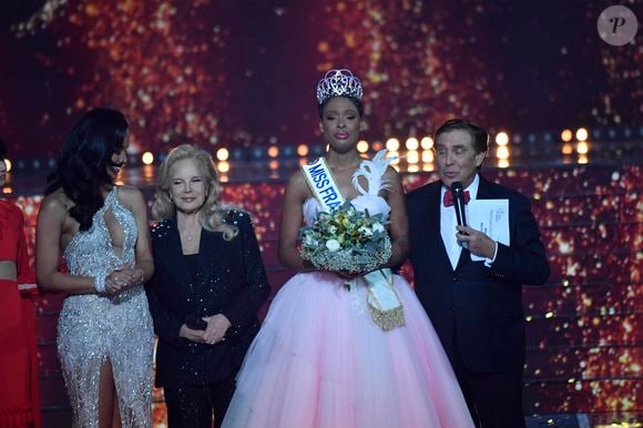 En effet, Angélique Angarni-Filopon n'est arrivée que seconde dans le classement des Miss préférées du public

Miss France 2025, sur TF1           Crédits : Pierre Billard/sipa press via Bestimage