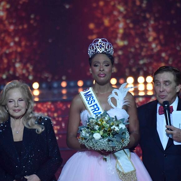 En effet, Angélique Angarni-Filopon n'est arrivée que seconde dans le classement des Miss préférées du public

Miss France 2025, sur TF1           Crédits : Pierre Billard/sipa press via Bestimage