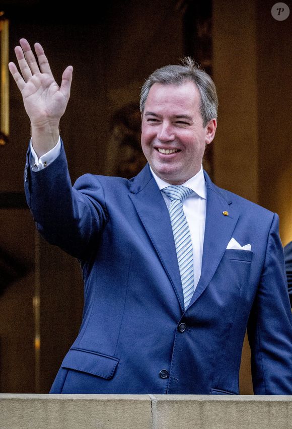C'est Guillaume, le fils aîné du Grand-Duc, qui prend le relais.

 Le prince Guillaume, grand-duc héritier de Luxembourg, - Signature du décret dans le cadre de la nomination du Grand-Duc héritier de Luxembourg comme Lieutenant-Réprésentant à Luxembourg, le 8 octobre 2024. 
© Dana Press / Bestimage