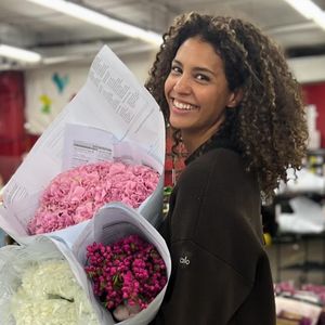 Ancienne Miss France, Chloé Mortaud ne vit plus en France aujourd'hui mais à Los Angeles... 


Chloé Mortaud au market flower de Los Angeles.