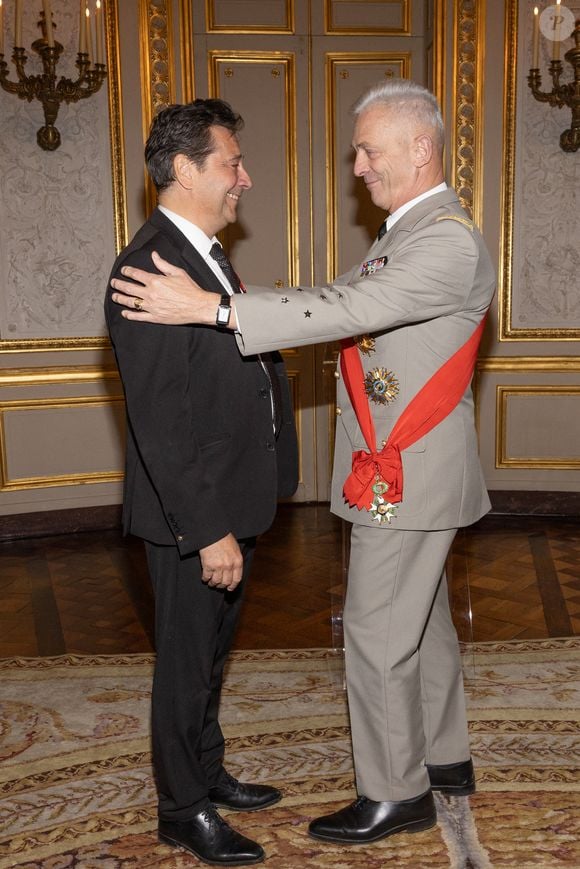Exclusif -  Laurent Gerra, François Lecointre - Laurent Gerra reçoit la légion d’honneur de la part du grand chancelier F. Lecointre en présence de la première dame, B. Macron au Palais de la Légion d'honneur à Paris le 29 septembre 2025. © Cyril Moreau/Bestimage