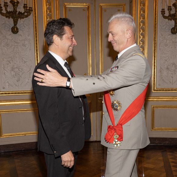 Exclusif -  Laurent Gerra, François Lecointre - Laurent Gerra reçoit la légion d’honneur de la part du grand chancelier F. Lecointre en présence de la première dame, B. Macron au Palais de la Légion d'honneur à Paris le 29 septembre 2025. © Cyril Moreau/Bestimage