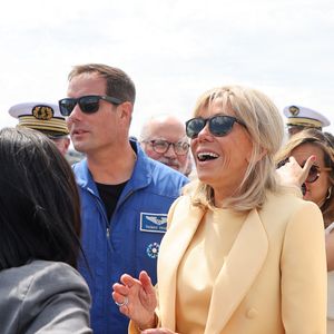 Thomas Pesquet et la Première dame Brigitte Macron lors d'un bain de foule après la cérémonie du 143ème défilé militaire du 14 juillet, jour de la Fête Nationale, sur les Champs-Elysées et la place de la Concorde, à Paris, France, le 14 juillet 2023. © Dominique Jacovides/Bestimage