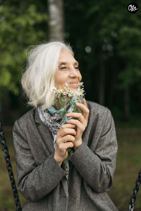 Assumer ses cheveux argentés devient ainsi un geste de beauté naturel à sublimer par des soins adaptés.