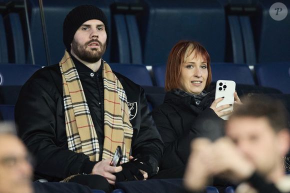 La chanteuse Suzane - Célébrités dans les tribunes lors du match de Ligue 1 McDonald's opposant le Paris Saint-Germain (PSG) à l'Olympique de Marseille (OM) - (3-1) au Parc des Princes à Paris le 16 mars 2025. © Cyril Moreau/Bestimage