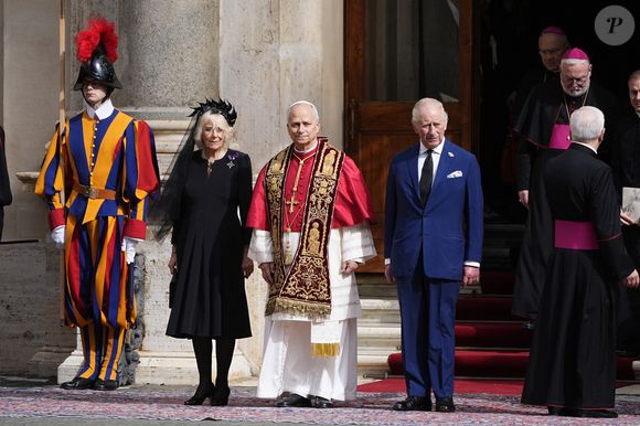 Le roi Charles III d'Angleterre et Camilla Parker Bowles, reine consort d'Angleterre, quittent le pape Léon XIV après avoir assisté au service œcuménique dans la chapelle Sixtine au Vatican, le 23 octobre 2025. Photo par PA Photo/ Bestimage
