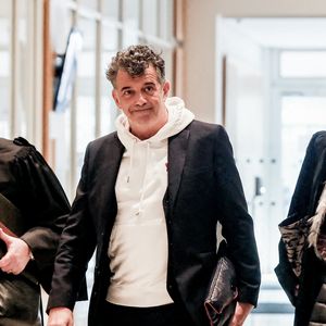 Stéphane Plaza arrive avec ses avocats Carlo Alberto Brusa et Hélène Plumet pour le verdict de son  procès pour violences sur deux anciennes compagnes, à Paris, France, le 18 février 2025. . © Chrstophe Clovis/Bestimage