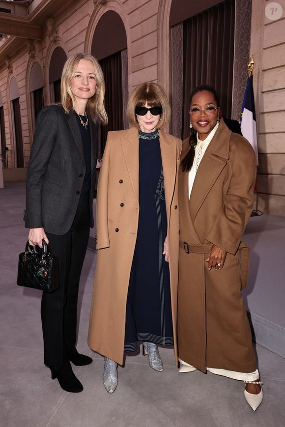 Delphine Arnault, Anna Wintour, Oprah Winfrey - La créatrice S.McCartney est faite Chevalier de la Légion d'honneur par le président français E.Macron au palais de l'Elysée à Paris, le 5 mars 2026, lors de la Fashion Week à Paris. Cette distinction salue son parcours ainsi que son engagement dans l'univers de la création et de la mode.

BFA.com / Backgrid USA / Bestimage