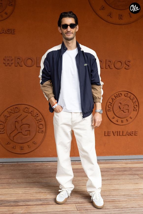Pierre Niney au photocall du village lors des Internationaux de France de Tennis de Roland-Garros 2026, à Paris, France, le 5 juin 2026. © Jacovides-Moreau/Bestimage