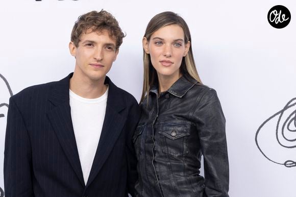 Pour eux, retrouver cet objet au moment du coucher constitue une source de réconfort qui favorise l'apaisement et l'endormissement.

Aliocha Schneider et sa compagne Charlotte Cardin au photocall du défilé de mode Femmes Printemps/Été 2025 "Acne Studio" lors de la fashion week de Paris, le 25 septembre 2024.

© Olivier Borde / Bestimage