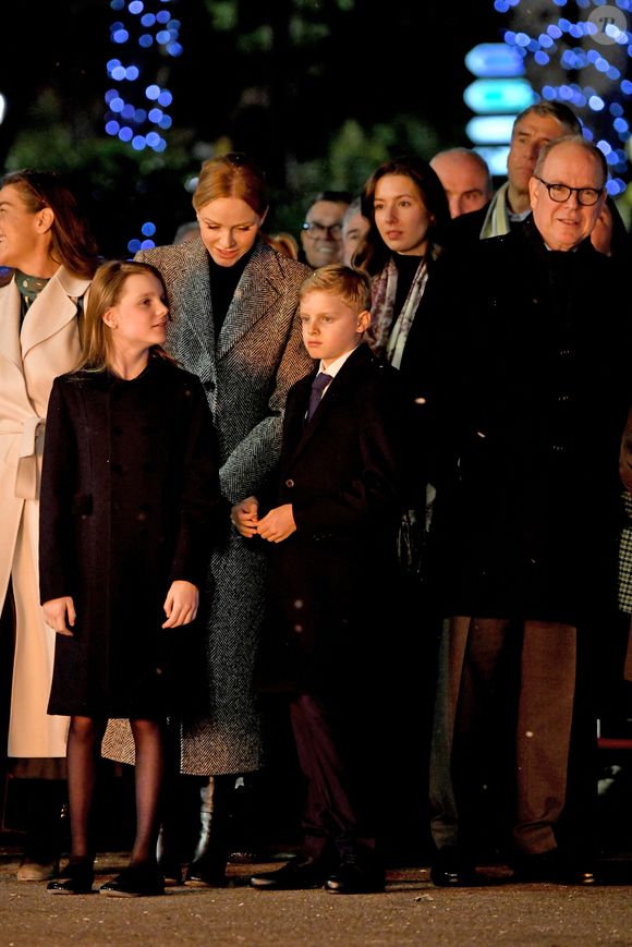 Le prince Albert II de Monaco, sa femme la princesse Charlene de Monaco, leurs enfants le prince héréditaire Jacques, marquis des Baux, la princesse Gabriella, comtesse de Carladès, sont au Quai Antoine 1er au port Hercule pour le traditionel embrasement de la barque. © Bruno Bebert / Bestimage