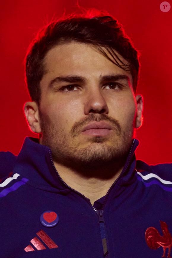 Le rugbyman va être absent au moins six mois pour une rupture des ligaments du genou

Antoine Dupont lors du lancement du Tournoi des Six Nations (Rugby) opposant la France au Pays de Galles (43-0), au Stade de France, à Saint-Denis, Seine Saint-Denis, France, le 31 janvier 2025. © Cyril Moreau/Bestimage