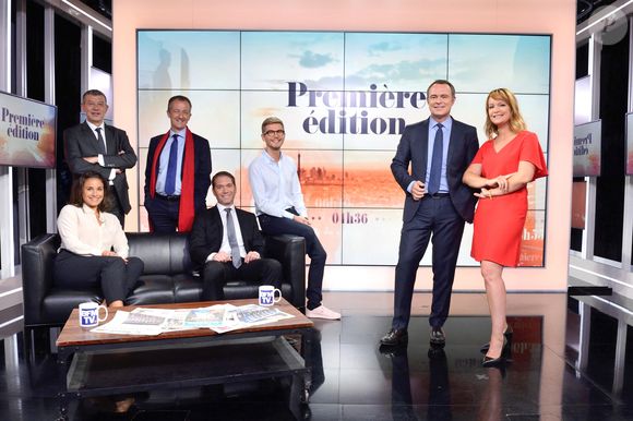 Ashley Chevalier, Nicolas Doze, Christophe Barbier, Christophe Person, Julien Mielcarek, Christophe Delay et Adeline Francois, les presentateurs de la Premiere Edition de BFM TV posent pour une photo de rentree a Paris, France le 25 Aout 2017. Photo by Aurore Marechal/ABACAPRESS.COM