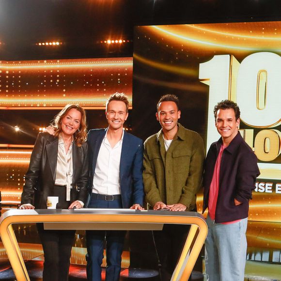 L'occasion pour l'animateur de "Tout le monde veut prendre sa place" de retrouver celui qui l'a remplacé sur "Slam"

Exclusif  - Cendrine Dominguez, Cyril Féraud, Mohammed Bouhafsi, Théo Curin lors de l'enregistrement de l'émission "100% logique" présentée par C. Feraud et qui sera diffusée le 29 mars au Studio du Lendit à Saint-Denis, France, le 14 décembre 2024. © Christophe Clovis/Bestimage