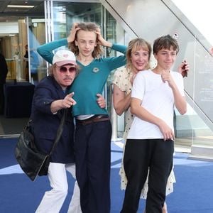 De son côté, le jeune adolescent est le fruit de l'union entre son père et Julie Depardieu

Philippe Katerine, Julie Depardieu et leurs enfants Billy et Alfred - Photocall de 'Les derniers jours de Charles Baudelaire' lors de la 65eme édition du Festival TV De Monte Carlo le 14 Juin 2026 © Denis Guignebourg /Bestimage
