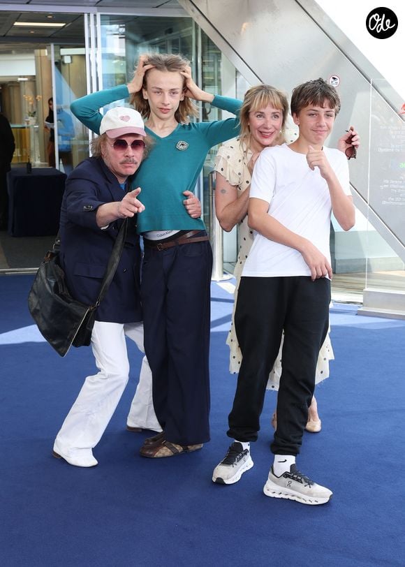 De son côté, le jeune adolescent est le fruit de l'union entre son père et Julie Depardieu

Philippe Katerine, Julie Depardieu et leurs enfants Billy et Alfred - Photocall de 'Les derniers jours de Charles Baudelaire' lors de la 65eme édition du Festival TV De Monte Carlo le 14 Juin 2026 © Denis Guignebourg /Bestimage